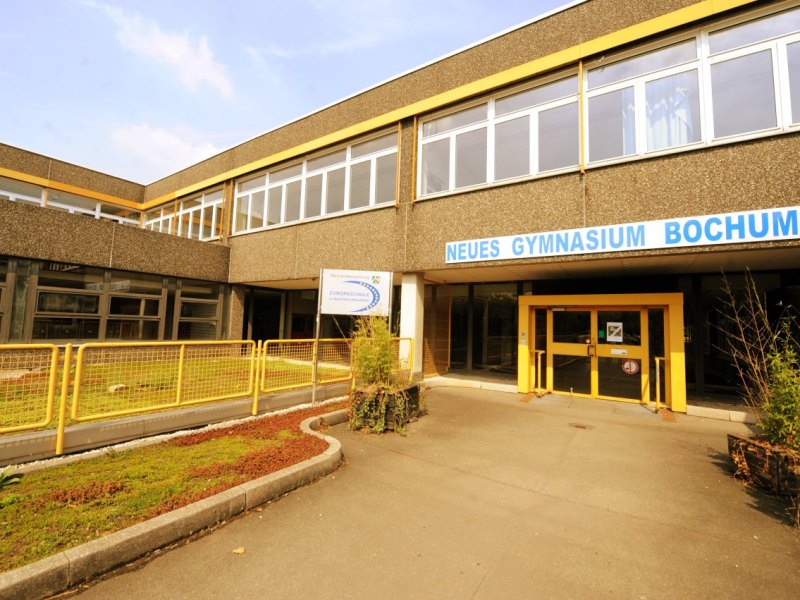 Schwimmbad Neues Gymnasium Bochum.jpg