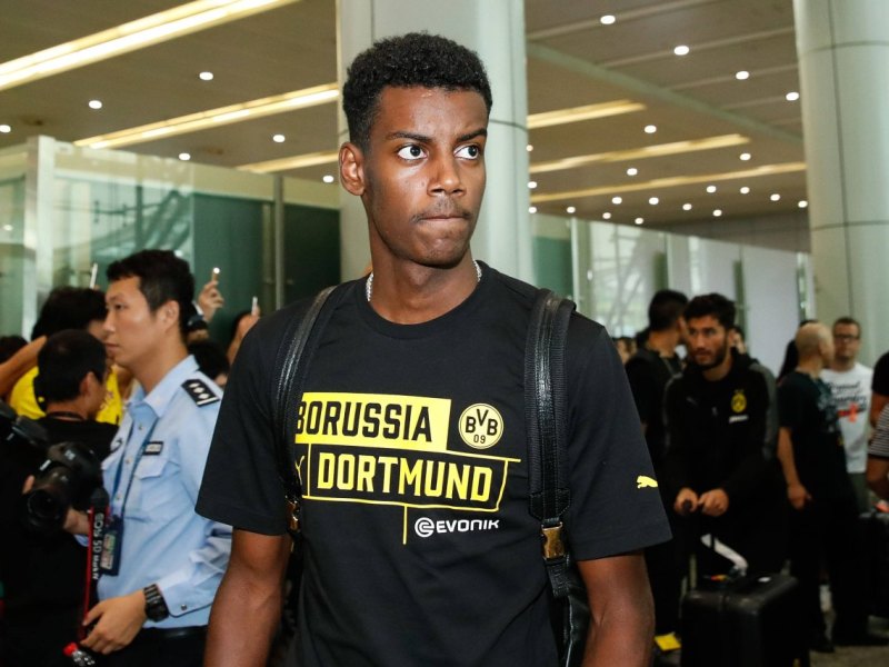 alexander-isak-bvb-flughafen.jpg