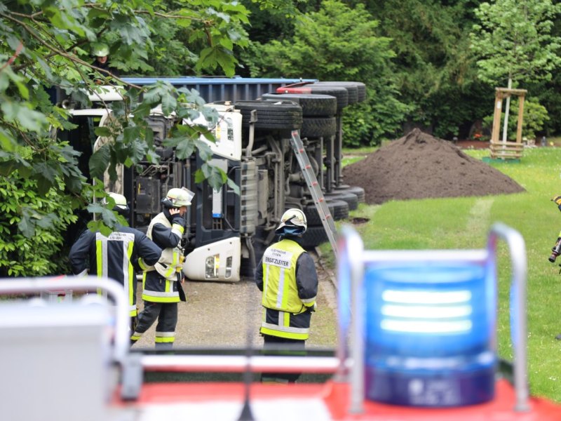 essen-sattelschlepper-umgekippt-friedhof.jpg