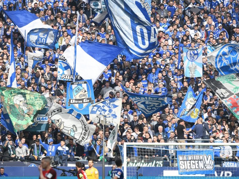 fc-schalke-04-ultras-fans-handy