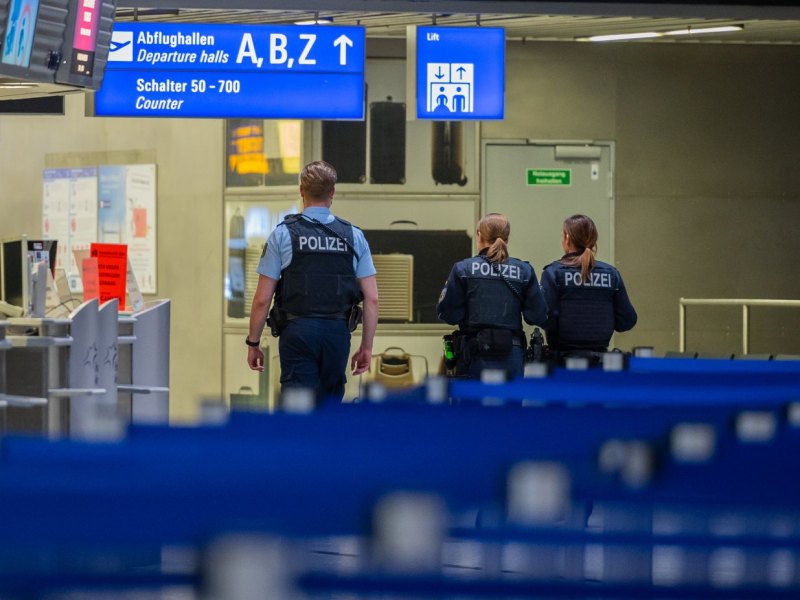 flughafen düsseldorf polizisten.jpg