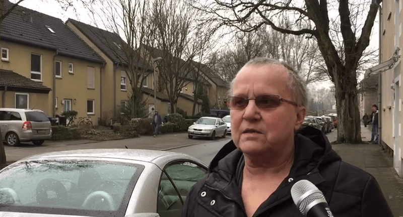 Waltraud Schäpers-Pultar wohnt seit vielen Jahren in der Herner Fleithestraße., Melanie Bineshpajouh legte einen Teddy für den verstorbenen Jungen nieder., Diesen Teddybären hinterlegte die trauernde Melanie Bineshpajouh.