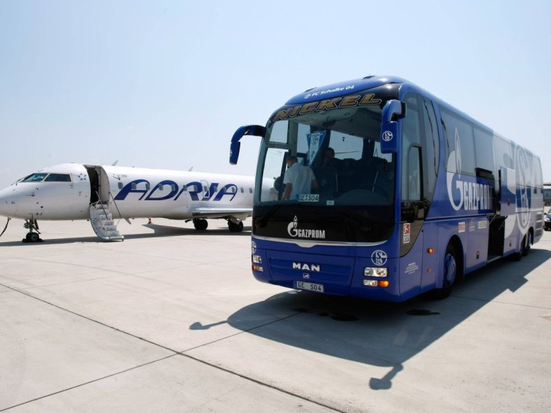 schalke-mannschaftsbus-bus-flugzeug-flieger.jpg