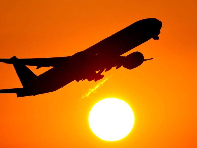 Ein Flugzeug in der Abendröte