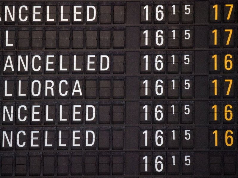 Eine Anzeigetafel im Flughafen zeigt gestrichene Flüge an