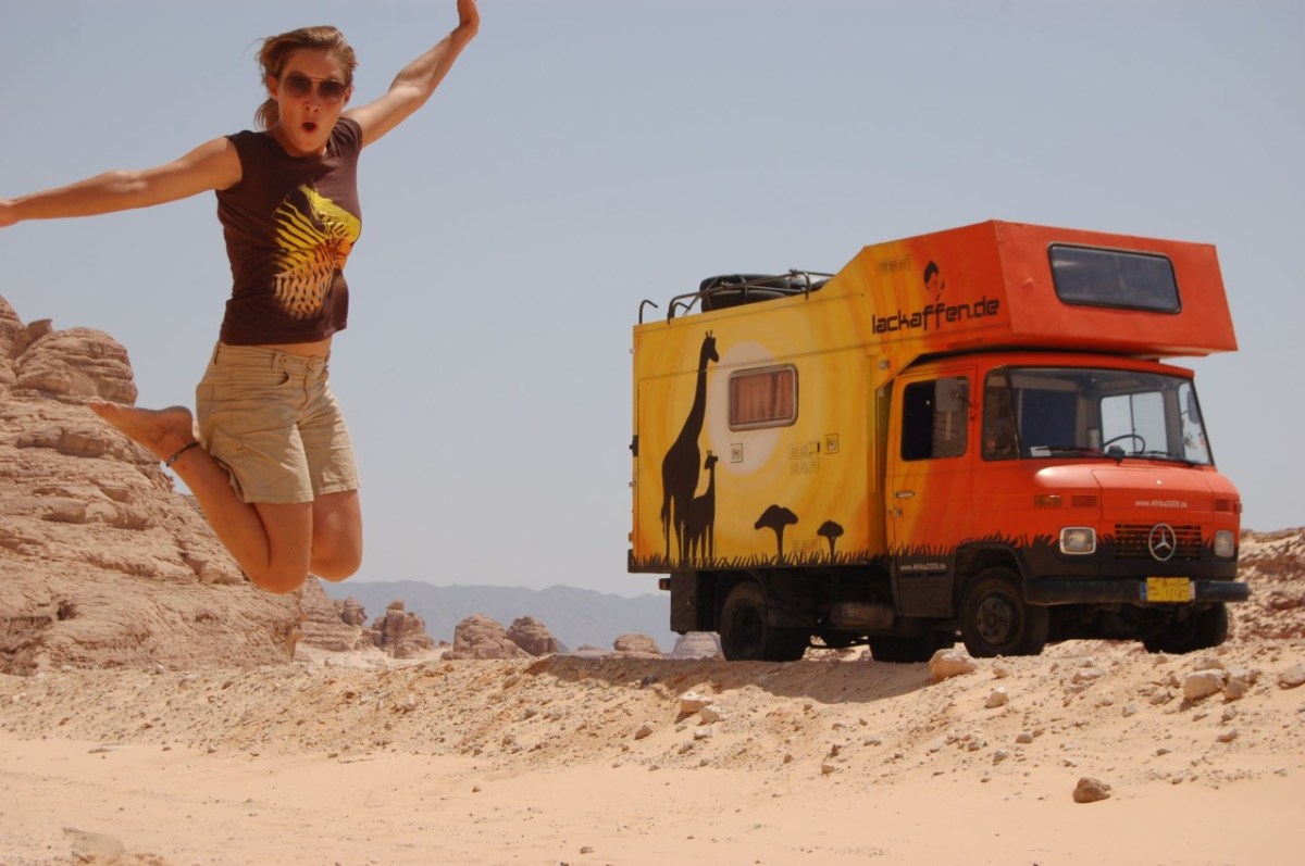 Maria Bester mit dem umgebauten Eiscremetruck auf ihrer Reise quer durch Afrika.