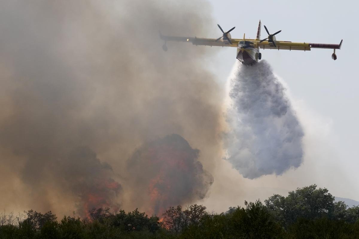 Ein Löschflugzeug wirft Wasser aus der Adria über einem Waldbrand in der Nähe von Biograd ab. Waldbrände sollen in Deutschland auch in Zukunft ohne Unterstützung durch Löschflugzeuge bekämpft werden.