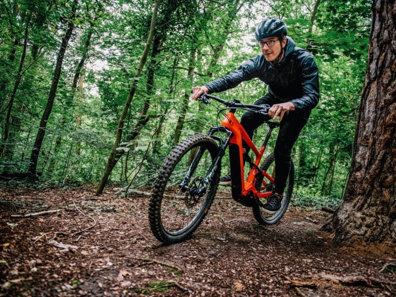Ein Mann fährt mit dem Mountainbike bergab