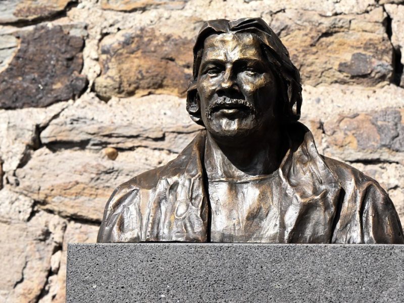 Duisburg enthüllt Horst-Schimanski-Büste.