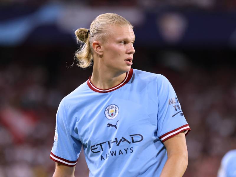 Erling Haaland schaut überrascht nach rechts.