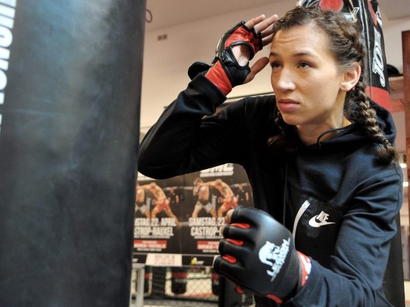 Die Gelsenkirchener UFC-Kämpferin Mandy Böhm beim Training am Boxsack