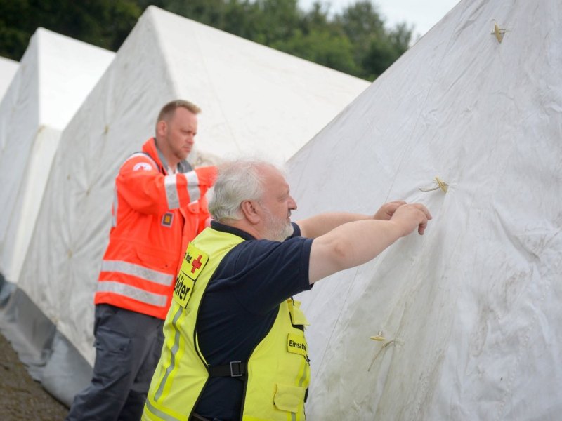 Aufbau Zeltstadt für Flüchtlinge in.jpg
