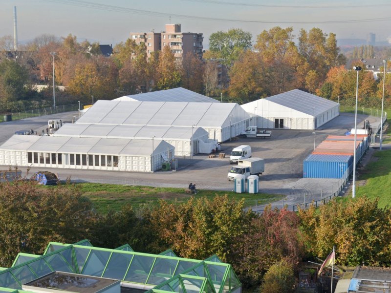 Aufbau des Zeltdorfs für Flüchtlinge_0.jpg