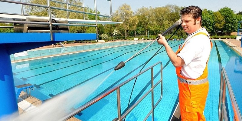 Die Städtischen Freibäder in Duisburg.jpg