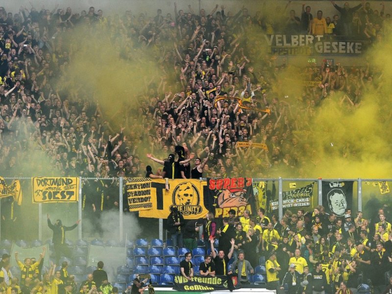 Dortmund Schalke Derby Pyrotechnik.jpg