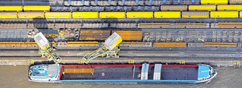 Duisburg Hafen Schiff Kräne.jpg