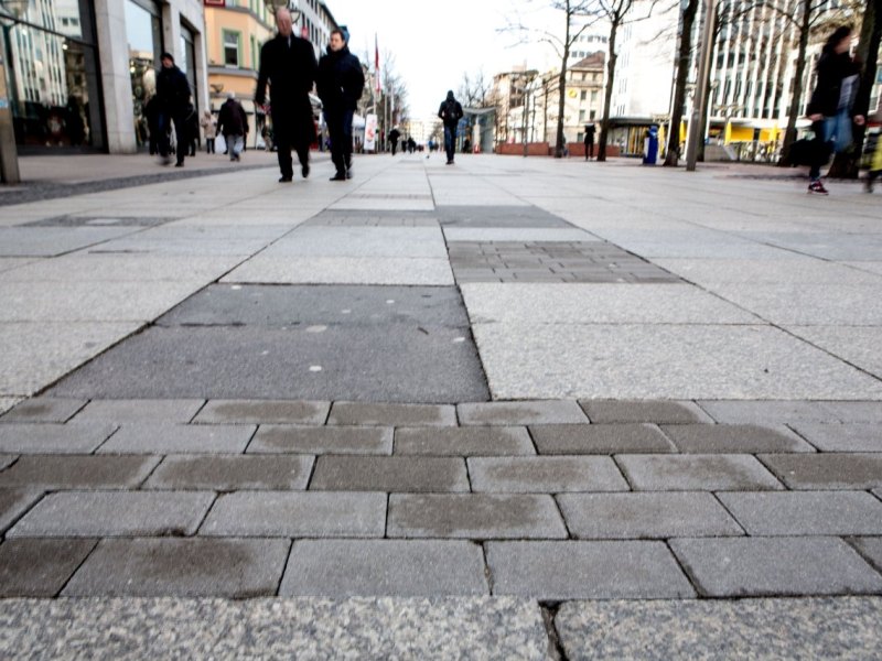 Duisburg - Kaputte Gehwegplatten; Königstraße.jpg