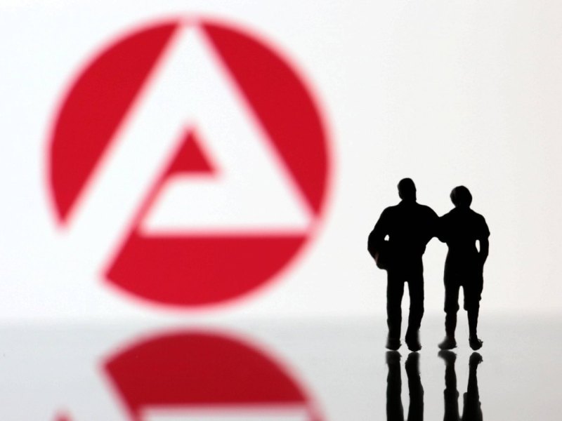 Ehepaar aus Miniatur Figuren steht.jpg