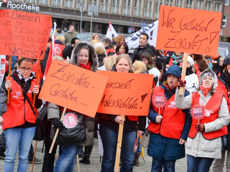 Etwa 600 Erzieherinnen und Erzieher.jpg