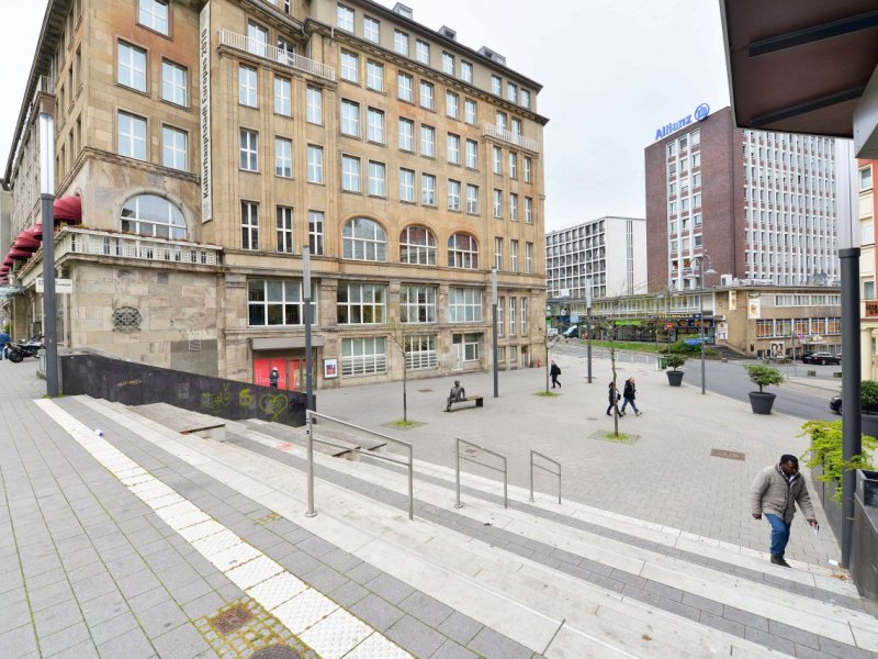 Heirich-Reisner-Platz mit Handelshof-Direktor Thomas Campe_0.jpg