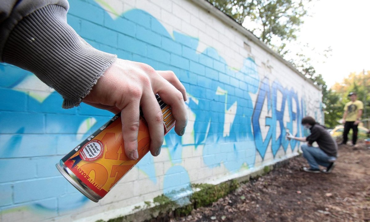 Junge Graffiti-Kuenstler setzten am Sonntag,.jpg