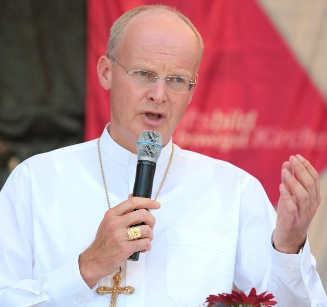 Katholische Kirche feiert auf dem.jpg