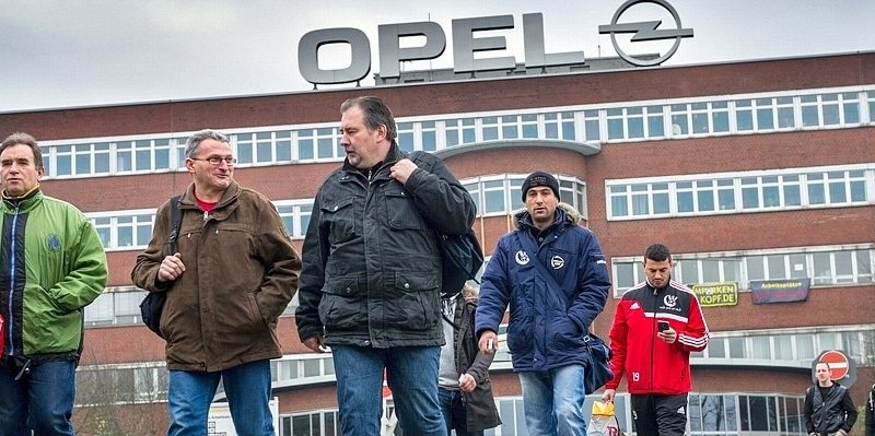 Opel in Bochum Mitarbeiter verlassen das Werk.jpg