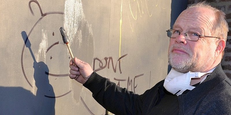 Pfarrer entfernt Graffiti am Kirchengebäude_0-ksEG--656x240@DERWESTEN.jpg