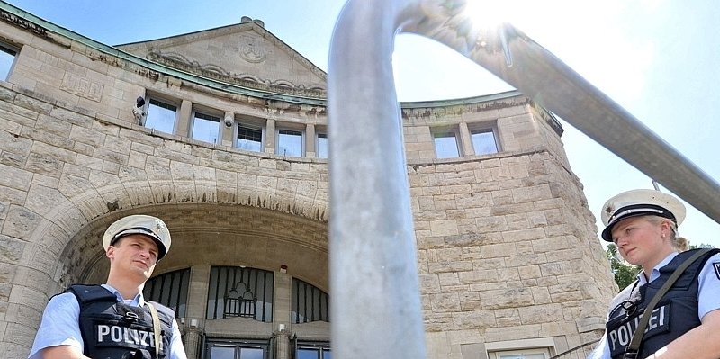 Polizei - Bewachung der Alten_0-kv6B--656x240@DERWESTEN.jpg