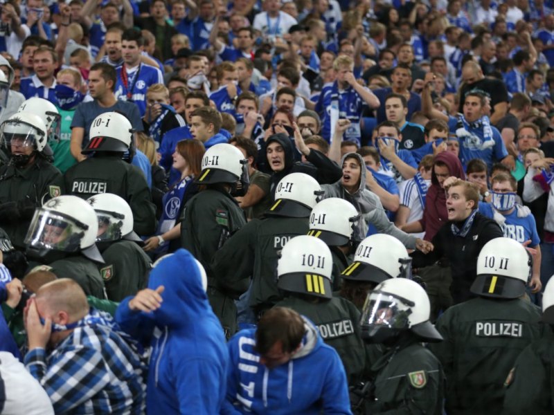Schalke Polizei Fans.jpg