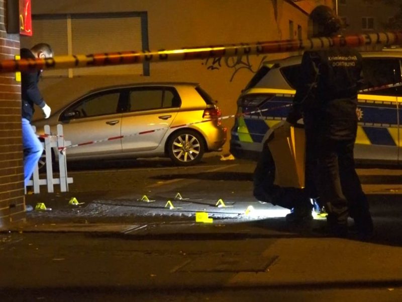 Polizei sichert Tatortstelle in Dortmund nach möglicher Massenschlägerei in der Nacht