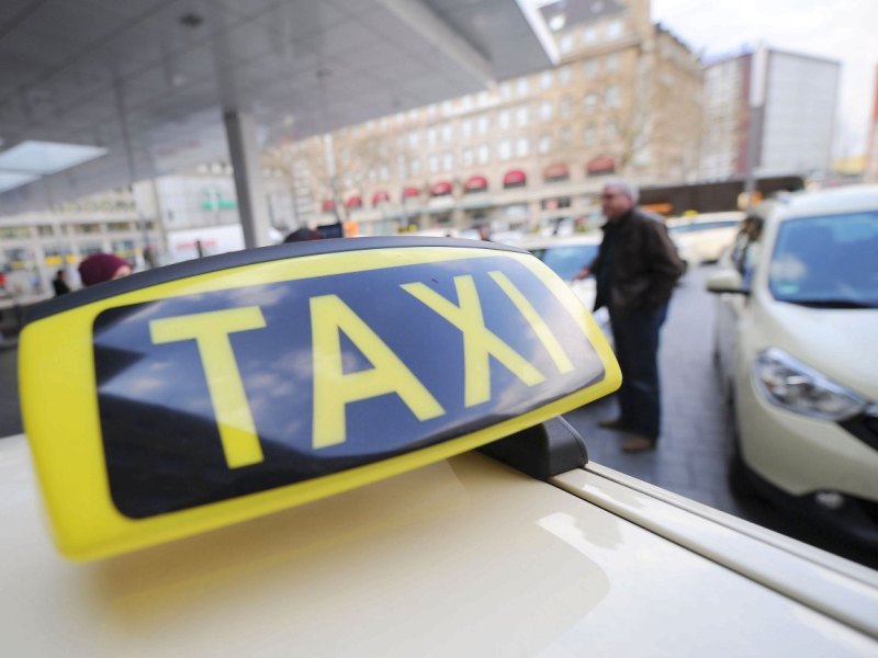 Taxistand am Haupbahnhof Essen.jpg