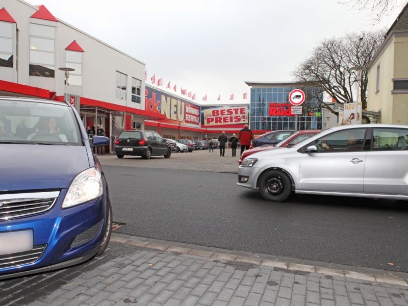 Verkehrschaos im Schlad wg Möbelhaus.jpg