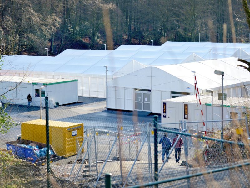 Zeltunterkunft für Flüchtlinge Am Volkswald.jpg