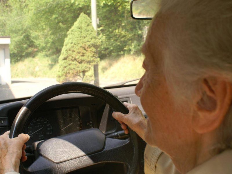 Essen Oma am Steuer