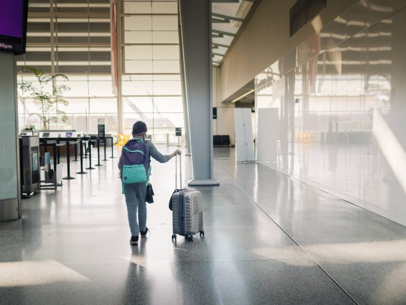 Flughafen Düsseldorf Kind mit Koffer