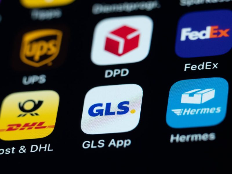 DHL, DPD, GLS, Hermes und UPS im Test. Bild zeigt App-Aplikationen auf einem Smartphone-Bildschirm.