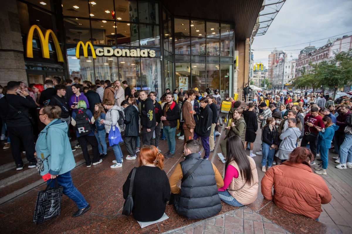 Mcdonald's Kunden stehen in Schlange vor Filiale
