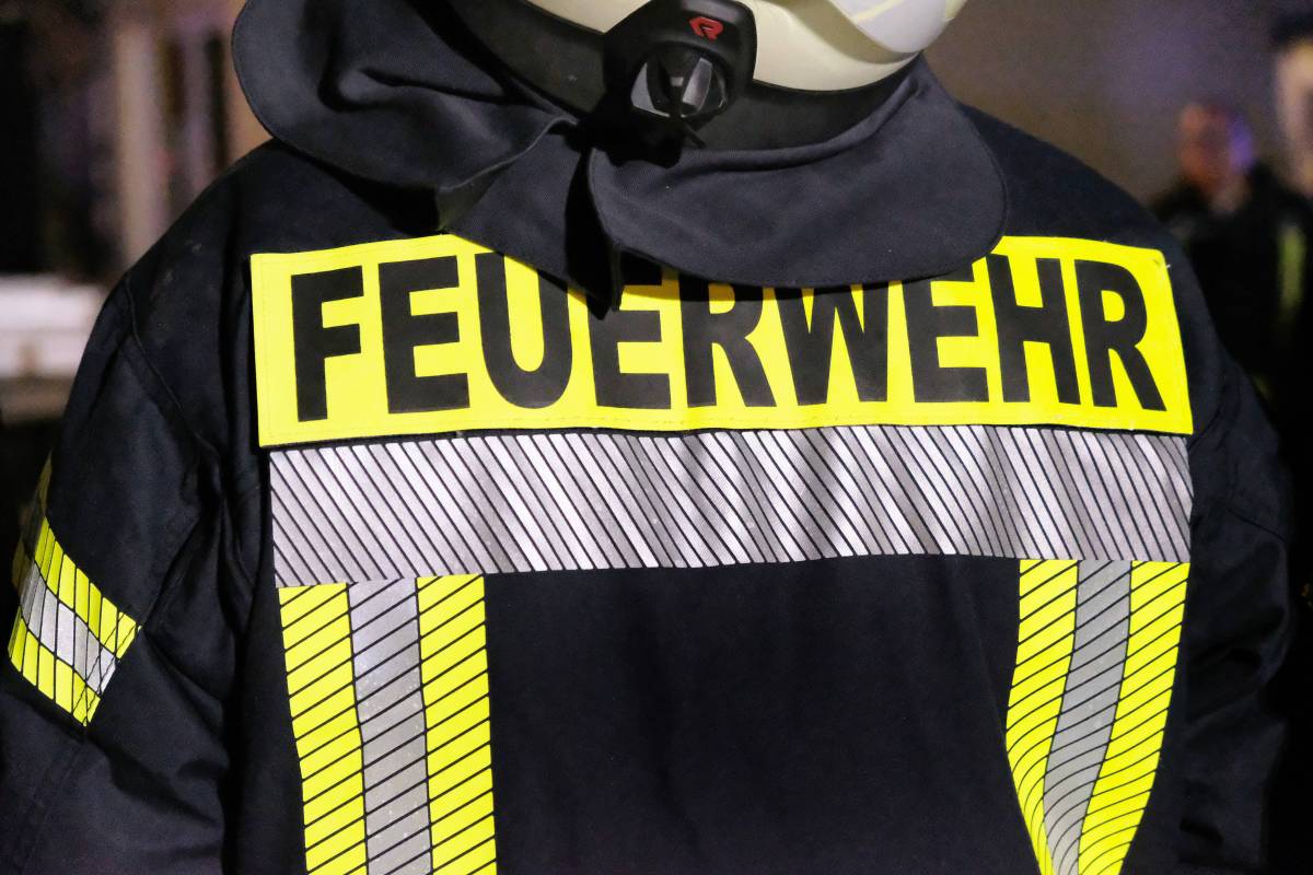 Dortmund: Feuerwehrmann zeigt seine Jacke