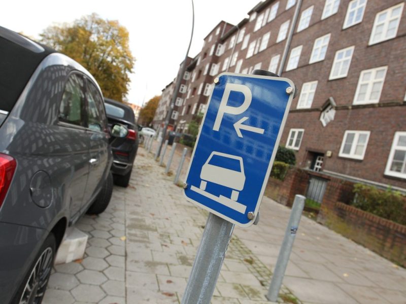 Straße, Autos parken, Parkschild, Häuserfront