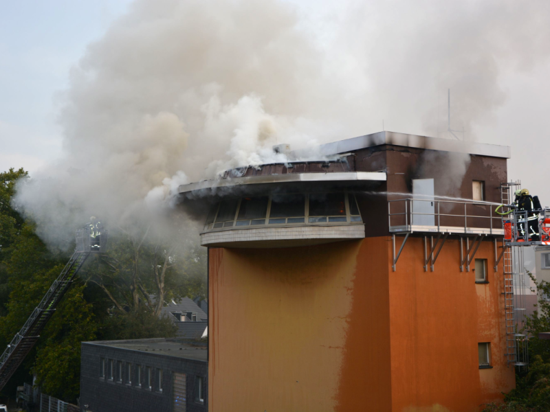 verkehr, feuer, mülheim, bahn, deutsche bahn, styrum, stellwerk, relaisstation, feuerwehr, sonntag, morgen heute, sonntagmorgen