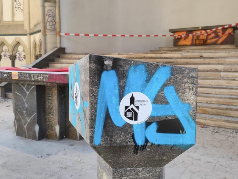 Bochum St. Antonius Kirche aka „Satanskirch“ von Innen mit Absperrband Graffitis
