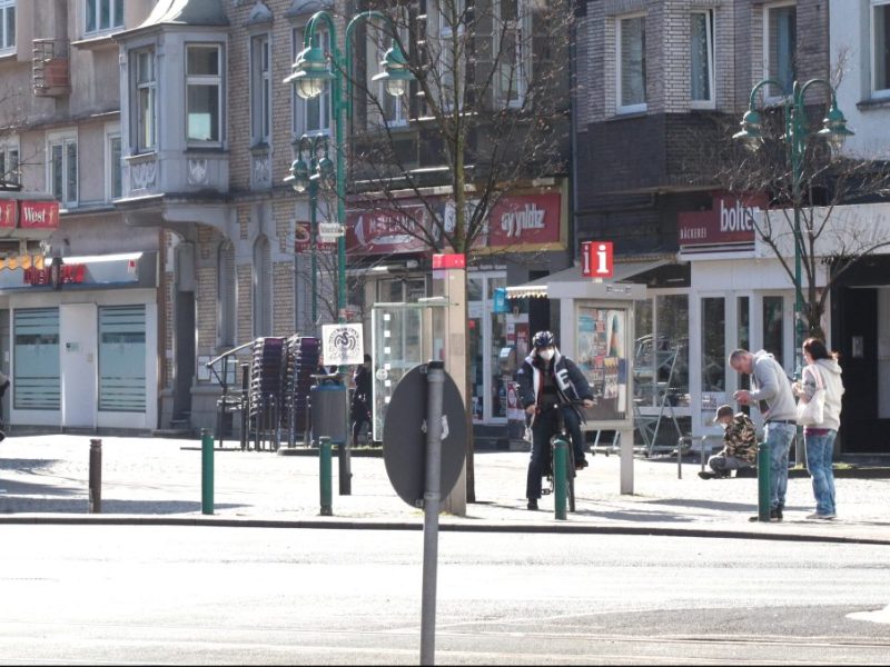 Der Rathausvorplatz in Duisburg Hamborn vor dem Suchthilfezentrum.