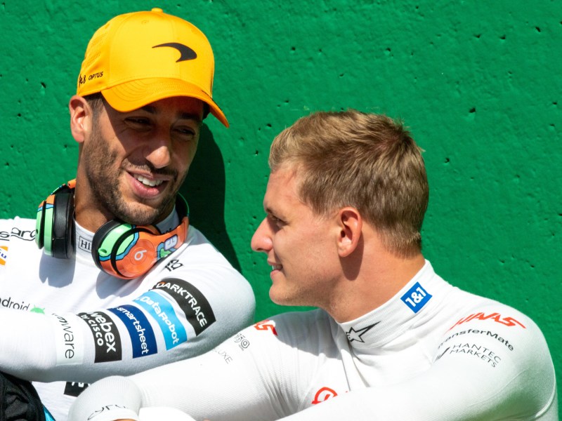Vor einem Rennen in der Formel 1 spricht Daniel Ricciardo mit Mick Schumacher.