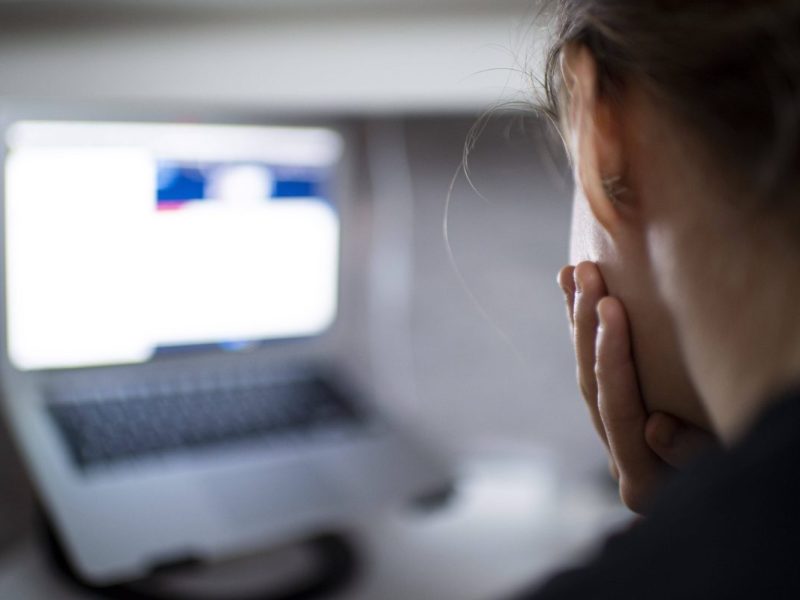 Bochum Schülerin Laptop Symbolbild