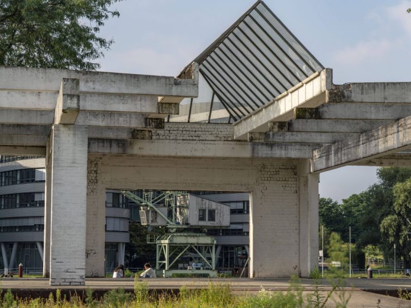 Der Garten der Erinnerung, auch Altstadtpark genannt, am Duisburger Innenhafen.