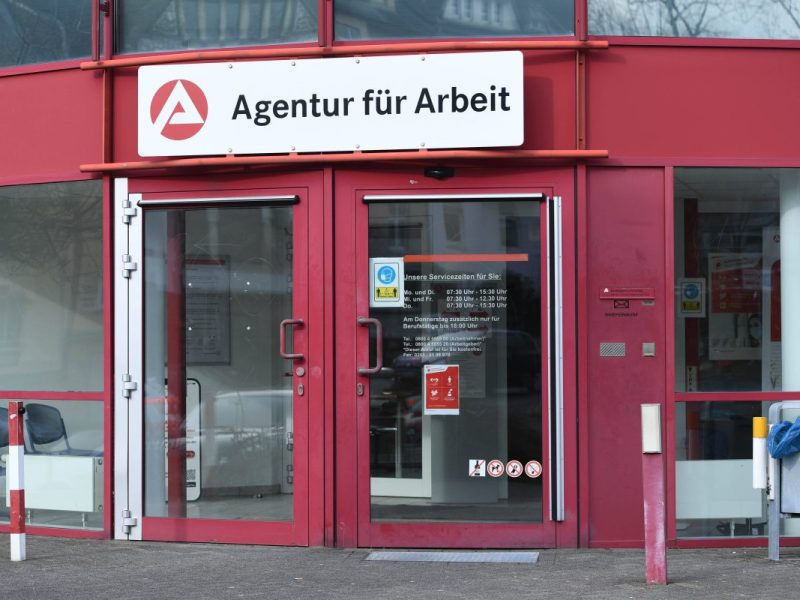 Agentur für Arbeit: Mitarbeiter freuen sich über Bürgergeld-Einigung.