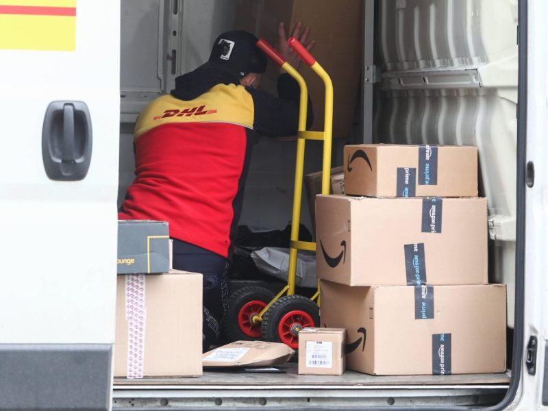 DHL-Kurier hat Amazon-Pakete im Lieferwagen