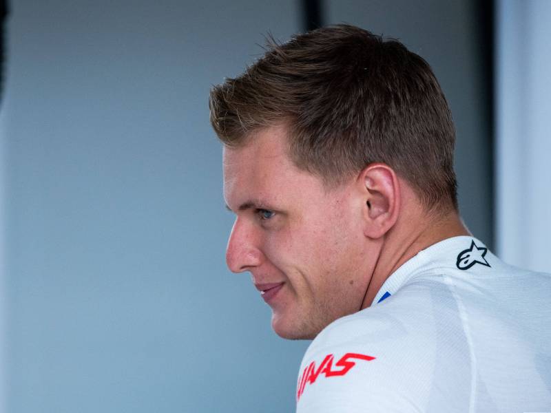 Mick Schumacher schaut frustriert.