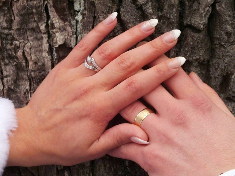 Hochzeit Hand von Braut und Bräutigam